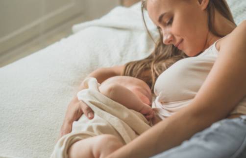 Hantera utmaningar med amning: Råd till nya mammor