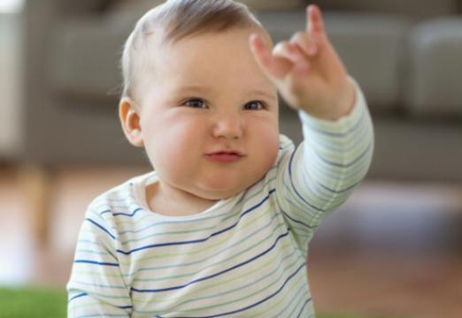 De kognitiva fördelarna med babyspråkstecken för bebisens hjärnutveckling