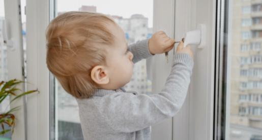 Alternativ för fönsterskydd för att hålla din bebis säker