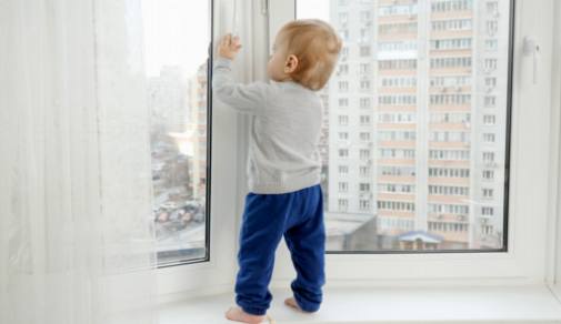 Att skydda din nyfikna småbarn: De bästa skåpslåsen
