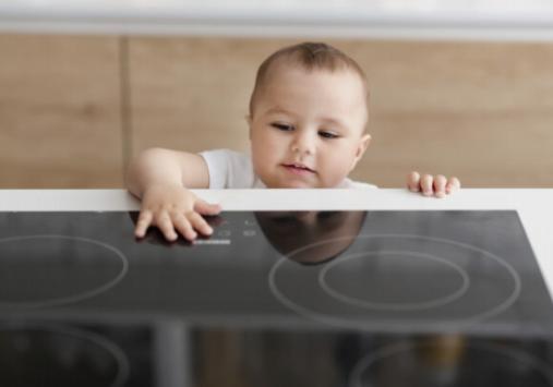 Bebissäkerhet 101: Hur du installerar och använder säkerhetsgrindar i ditt hem
