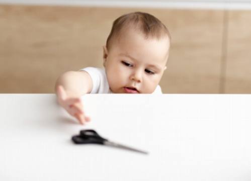 Hur man väljer de bästa säkerhetslåsen för att barnsäkra ditt hem