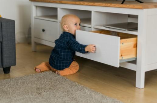 Skydda ditt hem för barn: Ett måste – säkerhetslås för lådor och apparater
