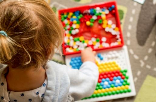 Den avgörande rollen leken spelar i ditt spädbarns kognitiva utveckling