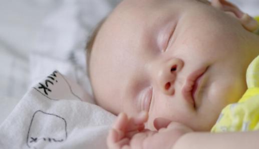 Att harmonisera sömnrutiner och anknytning: En ny förälders strategi