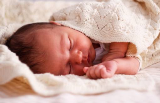 Att navigera sömnträningen samtidigt som man upprätthåller en stark förälder-baby-bindning