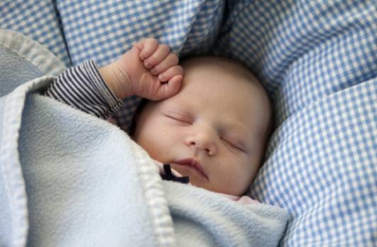 Att stärka föräldrar: Hur man tolkar och svarar på bebisens sömnsignaler