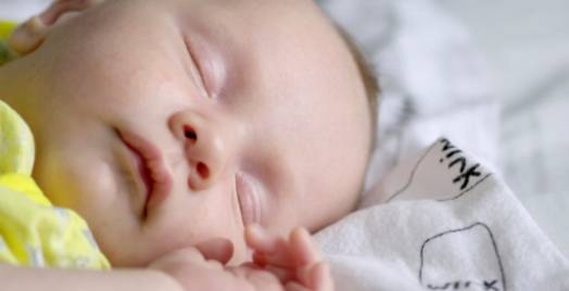 Avmystifiera spädbarnssömn: Tips för en lugn natts sömn