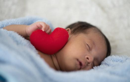 Balansen för sömnträning: Tips för trygg anknytning hos spädbarn och småbarn