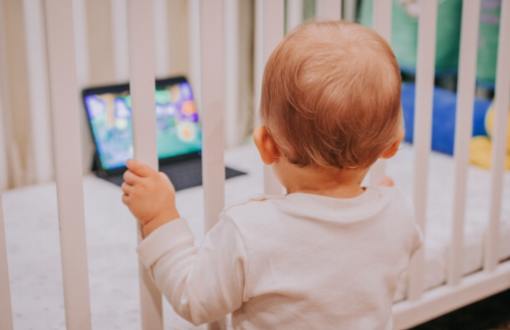 Den kritiska påverkan av skärmtid på spädbarns hjärnutveckling